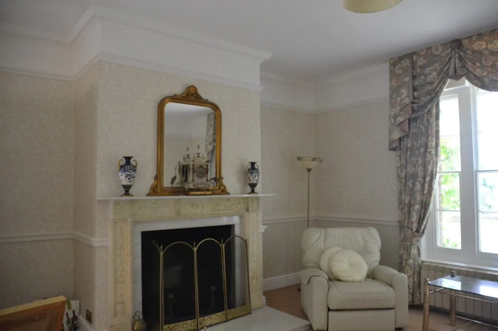 Sitting room wallpapering